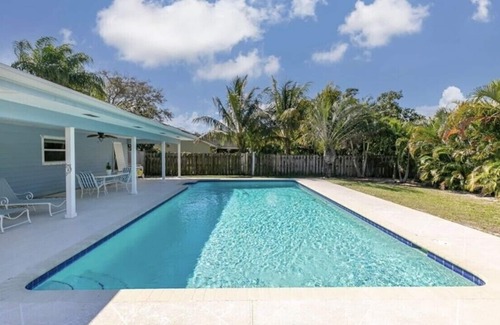 Eastview Manor Maison | Clean Home Large Heated-Pool - 3/2 +Ofc/den - 3 Miles to Beach "Jupiter Escape"