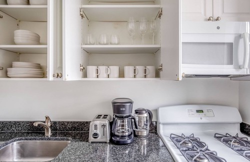 Tudor City Appartement | Clean Kips Bay 2BR w/ Gym & Doorman, nr Comedy & Theater, by Blueground