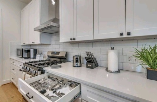Dallas Maison | Clean luxury, furnished house for rent