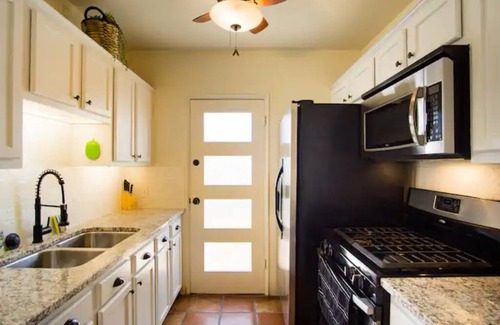 Samos Maison | Clean Modern Centrally Located Home - 5 mins to UofA & Downtown