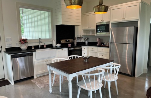 New Ulm Cottage | Clean, Modern Cottage close to the Vine & Round Top. The perfect country retreat