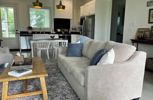 New Ulm Cottage | Clean, Modern Cottage close to the Vine & Round Top. The perfect country retreat