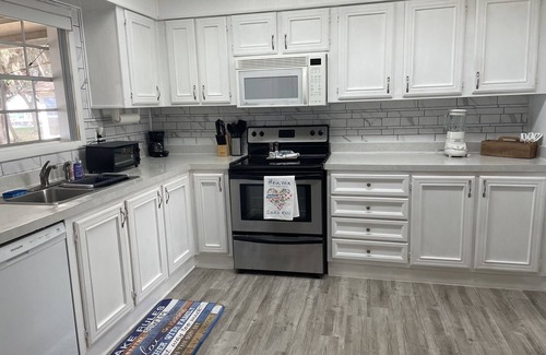 Fort McCoy Maison | Clean renovated LAKEFRONT home on spring fed Lake Kerr in Ocala National Forest.