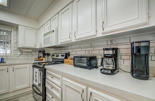 Fort McCoy Maison | Clean renovated LAKEFRONT home on spring fed Lake Kerr in Ocala National Forest.