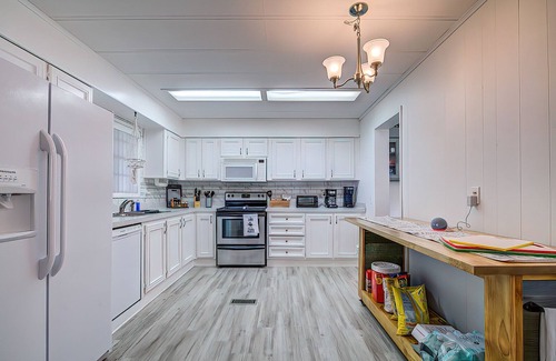 Fort McCoy Maison | Clean renovated LAKEFRONT home on spring fed Lake Kerr in Ocala National Forest.