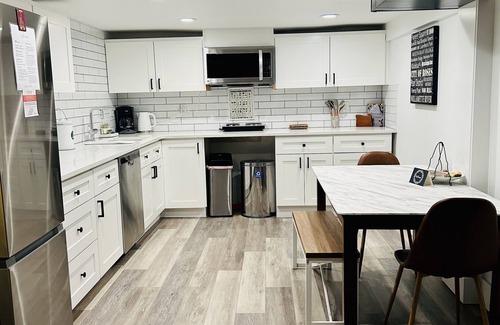 Ladd's Addition Appartement | Roomy, Centrally Located 2-Bed Basement Suite