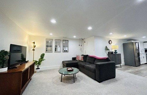 Ladd's Addition Appartement | Roomy, Centrally Located 2-Bed Basement Suite