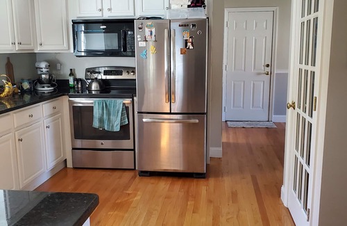 Leominster Maison | Clean, spacious house in quiet area close to highway access