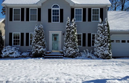 Leominster Maison | Clean, spacious house in quiet area close to highway access