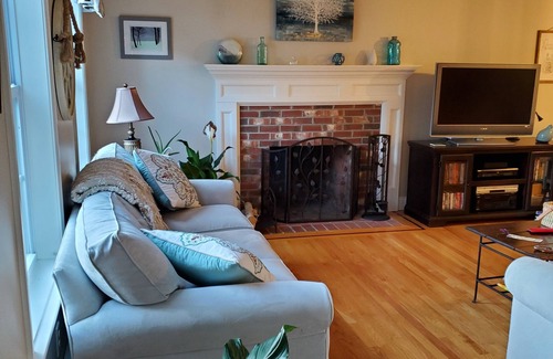 Leominster Maison | Clean, spacious house in quiet area close to highway access