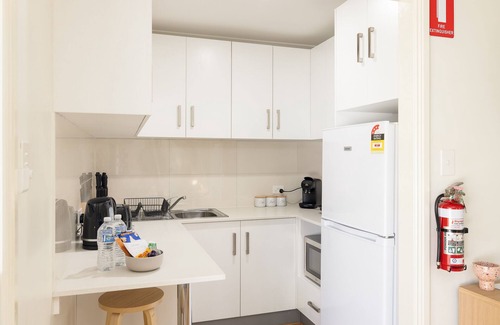 Sunnybank Appartement | Clean Studio! Train! Parking! Restaurants! 4144D0