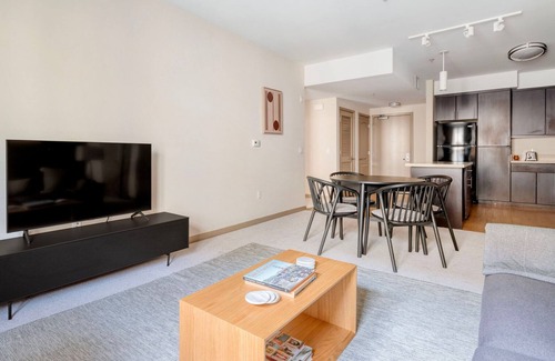 Contra Costa Centre Appartement | Clean Walnut Creek 2BR w/ Sundeck, Pool & Gym, nr BART, by Blueground