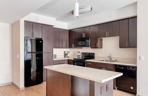 Contra Costa Centre Appartement | Clean Walnut Creek 2BR w/ Sundeck, Pool & Gym, nr BART, by Blueground