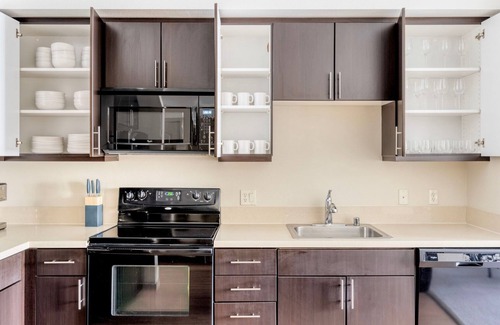 Contra Costa Centre Appartement | Clean Walnut Creek 2BR w/ Sundeck, Pool & Gym, nr BART, by Blueground