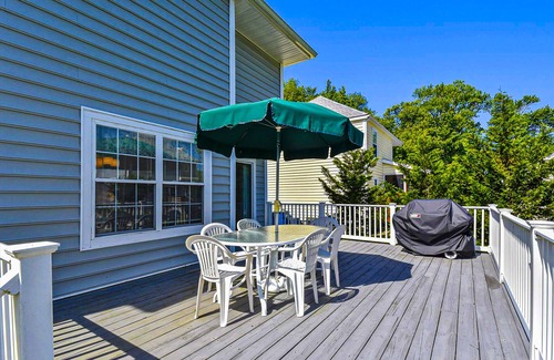 Clearwater Maison | Clear Water Home Close to the Beach w/Shared Pool, Private Washer/Dryer