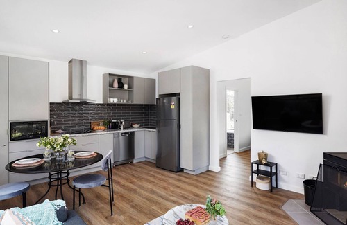 Eganstown Maison | Clematis Villa - Modern couples retreat with bath and views