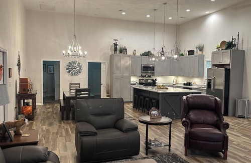 Seneca Appartement | Clemson, super close to stadium. 1300 sqft -1 bdrm, 1 bth apartment.