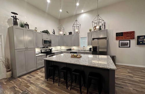 Seneca Appartement | Clemson, super close to stadium. 1300 sqft -1 bdrm, 1 bth apartment.