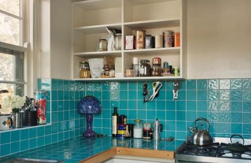 Kew Appartement | Cleopatra Villa Inspired Art Deco Apartment