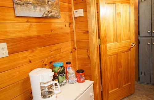 Newport Cabine | Cliffhanging Cabin Over French Broad River b / t Hot Springs, NC et Gatlinburg Tn