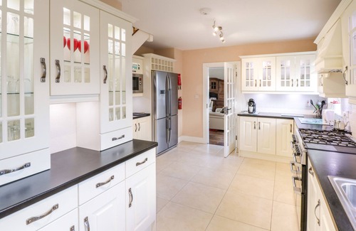 Tully Cottage | CLIFFTOP HAVEN, family friendly in Tully, County Galway