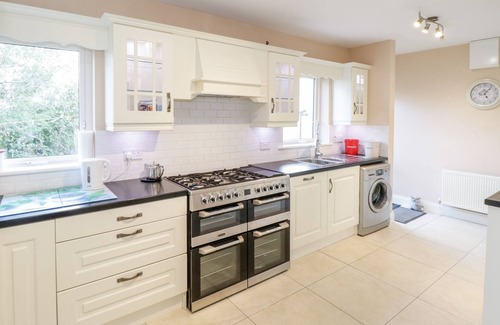 Tully Cottage | CLIFFTOP HAVEN, family friendly in Tully, County Galway