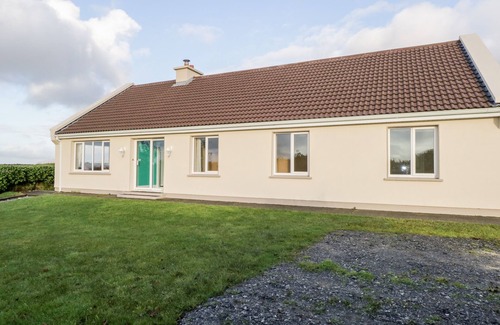 Tully Cottage | CLIFFTOP HAVEN, family friendly in Tully, County Galway