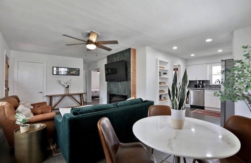 Clintonville Maison | Clintonville Cottage- Close to OSU & Downtown