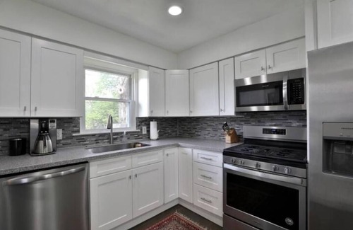 Clintonville Maison | Clintonville Cottage- Close to OSU & Downtown