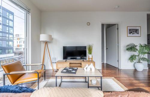Mann Appartement | Close Downtown Modern Apartment - Pet Friendly, WiFi, Rooftop views