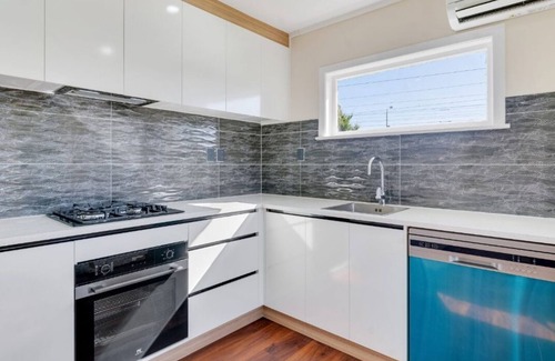 Papatoetoe Maison | Close to airport and motorways and shipping