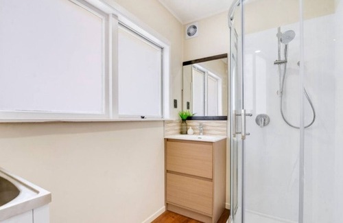 Papatoetoe Maison | Close to airport and motorways and shipping