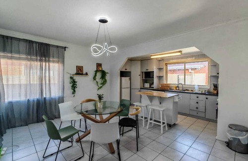Dallas Maison | Close to Airport, Walk to Train