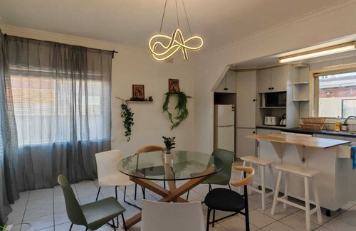 Dallas Maison | Close to Airport, Walk to Train