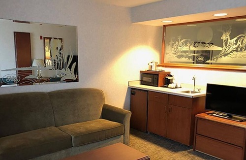 Altamont Maison | Close to Attractions. Spacious Unit, Pool and Gym