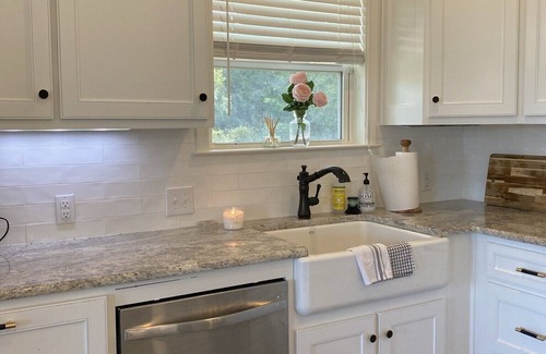 Lorena Maison | Close to Baylor & Silos: 3 BR Home Pickleball Court, Ping Pong Table & Barn