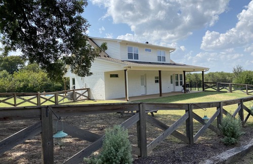 Lorena Maison | Close to Baylor & Silos: 3 BR Home Pickleball Court, Ping Pong Table & Barn