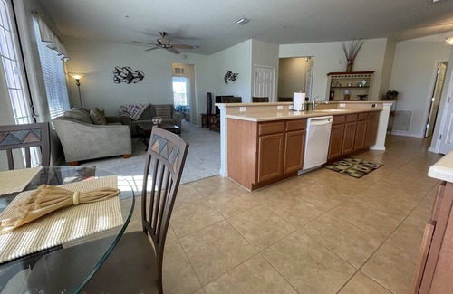 Majestic Palms Copropriété | Close to Beaches, Shops & Restaurants! Gated Community - Pool & Hot Tub! Free Parking & Wi-Fi!