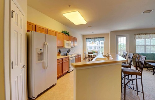 Majestic Palms Copropriété | Close to Beaches, Shops & Restaurants! Gated Community - Pool & Hot Tub! Free Parking & Wi-Fi!