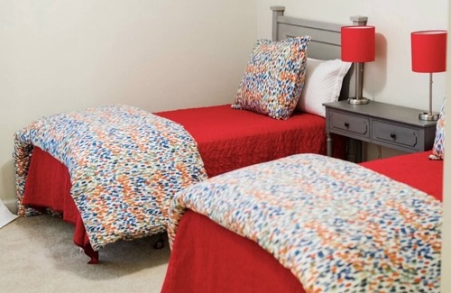 Oxford Copropriété | Close to Campus-newly professionally decorated-sleeps 6 -no stairs!