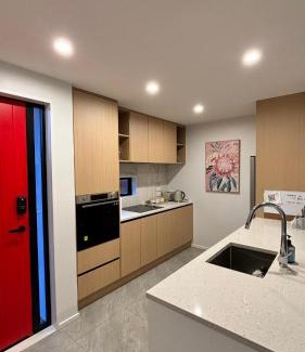 Linwood Appartement | Close to City and Beach - Modern Home with Garage