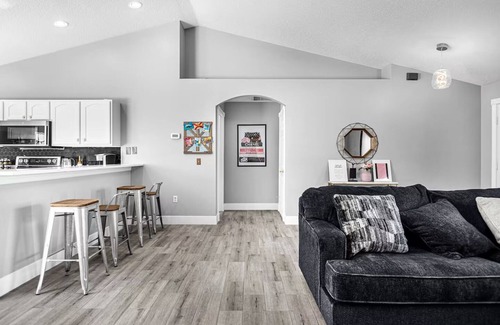 Thousand Oaks Maison | Close to Disney, 3 bed, 2 bath, Heated Pool, Jacuzzi, Pets ok, Game room