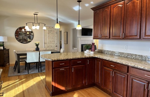 Rochester Maison | Close to everything, Amazing sun room, private backyard, BEAUTIFUL HOME