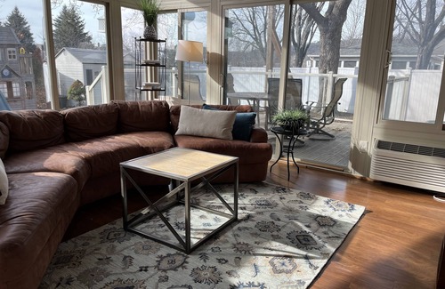 Rochester Maison | Close to everything, Amazing sun room, private backyard, BEAUTIFUL HOME