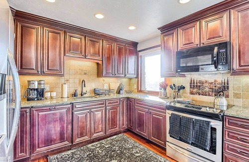 Lamar Heights Area Maison | Close to Everything! w/ Sauna, Fireplace, & Large Backyard