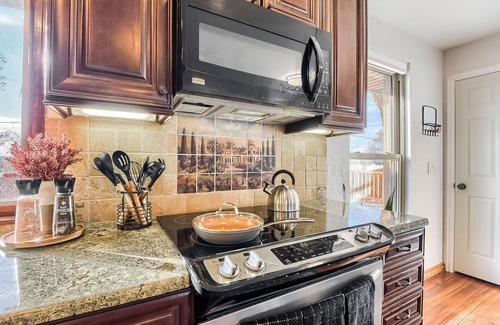 Lamar Heights Area Maison | Close to Everything! w/ Sauna, Fireplace, & Large Backyard