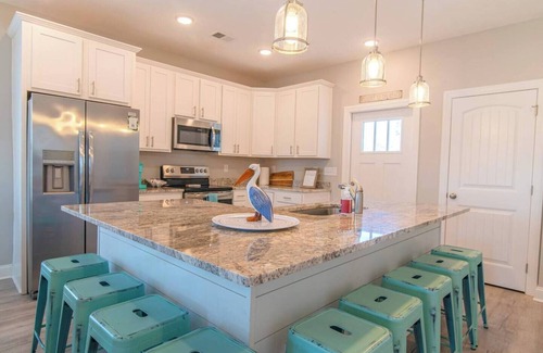 Crescent Beach Maison | Close to Golfing, Pool, 5 hole Mini Golf + Walk to Beach