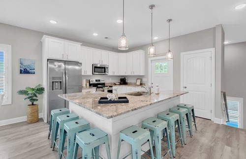 Crescent Beach Maison | Close to Golfing, Pool, 5 hole Mini Golf + Walk to Beach
