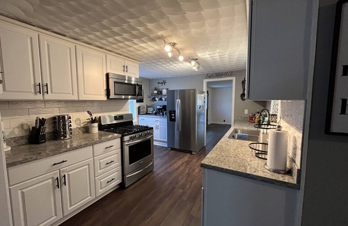 South Bend Maison | Close to ND Oasis - Remodeled kitchen with outdoor fire pit