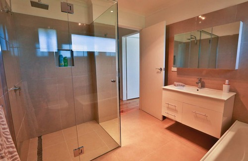 Glen Waverley Maison | Close to shopping centres, restaurant, freeway to city, and public transport